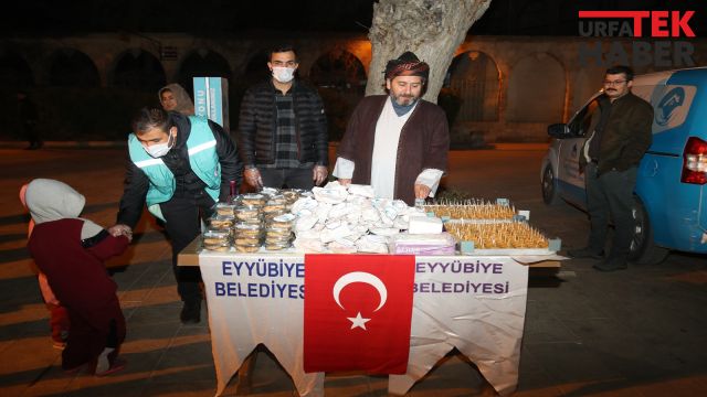 Eyyübiye Belediyesi vatandaşlara kandil simidi ikram etti