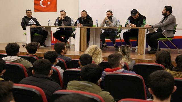 ŞANLIURFASPORLU FUTBOLCULAR ÖĞRENCİLERLE BULUŞTU