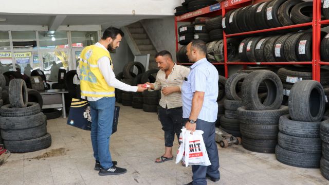 HALİLİYE’DE ZAFER BAYRAMI NEDENİYLE TÜRK BAYRAĞI DAĞITILDI