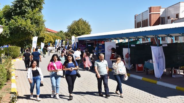 HARRAN ÜNİVERSİTESİ, YENİ BAŞLAYAN ÖĞRENCİLERİNE ETKİNLİKLERLE ŞEHRİ TANITTI