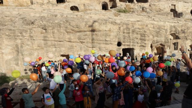 KIZILKOYUN NEKROPOL’ÜNDE BARIŞ İÇİN BALONLAR GÖKYÜZÜNE BIRAKILDI