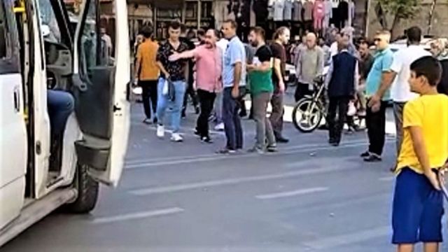 URFA’DA SERVİS ARACI İLE KURYE MOTORU ÇARPIŞTI!