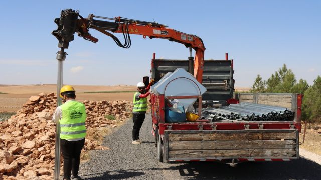 VİRANŞEHİR KIRSAL MAHALLELERİNİN YOL LEVHALARI YENİLENDİ