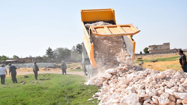 VİRANŞEHİR’DE HUMMALI ÇALIŞMALAR İLE YOLLARIN KALİTESİ ARTIYOR