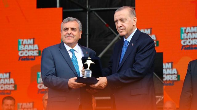 BAŞKAN BEYAZGÜL, CUMHURBAŞKANI ERDOĞAN’DAN ÖDÜLÜ ALDI!