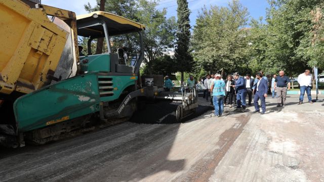 BAŞKAN CANPOLAT SICAK ASFALT ÇALIŞMALARINI İNCELEDİ