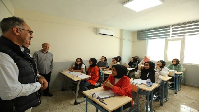 BAŞKAN KUŞ, SINAVLARA HAZIRLANAN ÖĞRENCİLERLE BULUŞTU