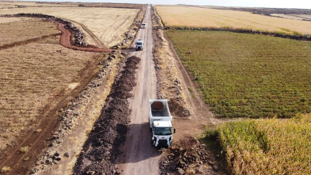 BÜYÜKŞEHİR’DEN SİVEREK KIRSALINDA YOL ÇALIŞMASI