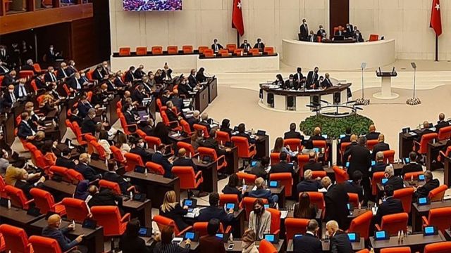 CHP BAŞÖRTÜSÜ TEKLİFİNİ MECLİS'E SUNDU