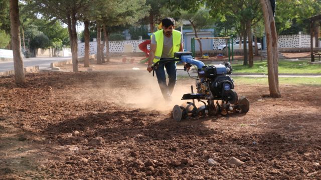 PARKLARDA ÇİMLENDİRME ÇALIŞMALARI DEVAM EDİYOR