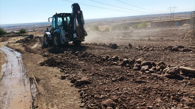 SİVEREK KIRSALINDA YOL YAPIM ÇALIŞMALARI SÜRÜYOR