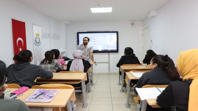 ÜNİVERSİTEYE HAZIRLIK KURSU İLE GENÇLER HAYALLERİNE KAVUŞUYOR