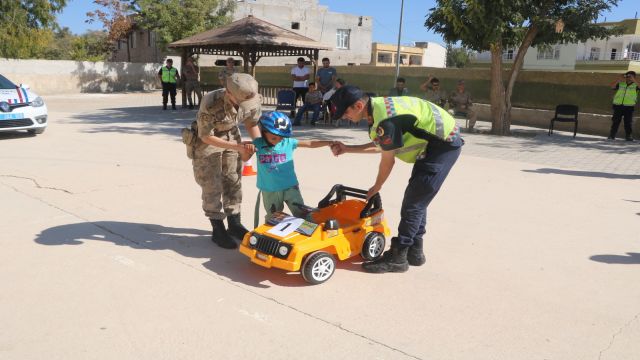 URFA’DA ÖĞRENCİLERE UYGULAMALI TRAFİK EĞİTİMİ