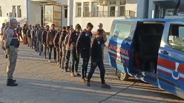 24 DÜZENSİZ GÖÇMEN YAKALANDI