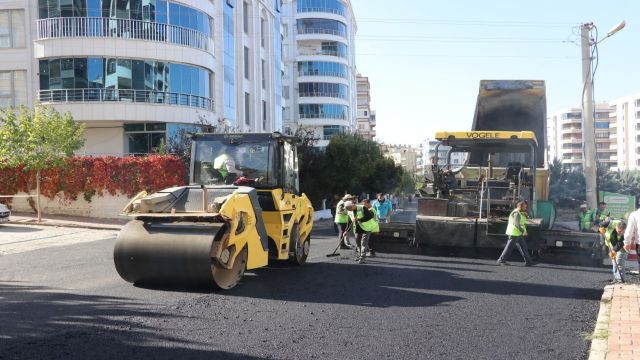 NARLIKUYU’DA YOLLAR SICAK ASFALTLA YENİLENİYOR