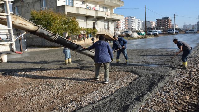 SİVEREK’TE BETON YOL ÇALIŞMALARI SÜRÜYOR