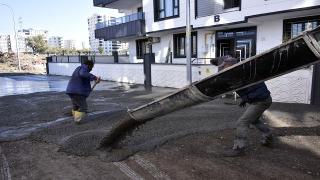 SİVEREK’TE SOKAK BETON ÇALIŞMALARI DEVAM EDİYOR