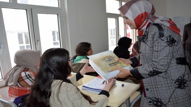 BAŞKAN ÇAKMAK ÜNİVERSİTEYE HAZIRLANAN ÖĞRENCİLERLE BİR ARAYA GELDİ