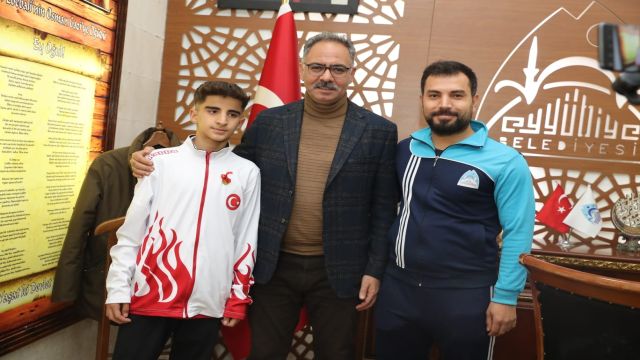 BAŞKAN MEHMET KUŞ, ŞAMPİYON SPORCUYU ÖDÜLLENDİRDİ