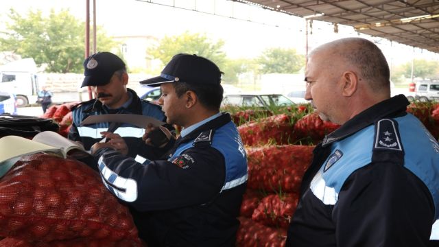 BÜYÜKŞEHİR ZABITA’DAN DENETİM, ÇÜRÜMÜŞ 22 TON SOĞAN İMHA EDİLDİ