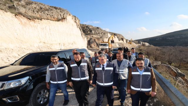 BÜYÜKŞEHİR BELEDİYESİNDEN 7 MAHALLEYİ KAPSAYAN YOL ÇALIŞMASI