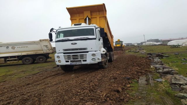 KIŞ ŞARTLARINA RAĞMEN YOL ÇALIŞMALARI SÜRDÜRÜLÜYOR