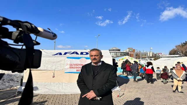 BAKAN ÖZER AÇIKLADI! DEPREMZEDE ÖĞRETMENLERİN TAYİN SÜRECİ HAFTA SONU BELLİ OLUYOR