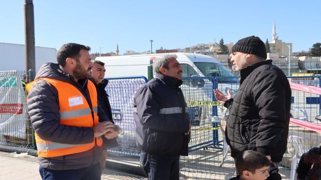 BÜYÜKŞEHİR ÇADIRLARDA KALAN DEPREMZEDELERİ YALNIZ BIRAKMIYOR