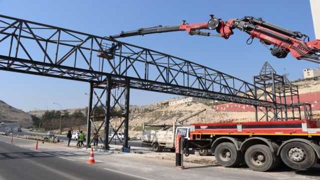 BÜYÜKŞEHİR OKULLAR BÖLGESİNDE ÜST GEÇİT ÇALIŞMALARINI SÜRDÜRÜYOR