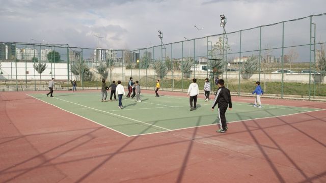 ÇOCUKLAR DEPREMİ SPORLA UNUTMAYA ÇALIŞIYOR