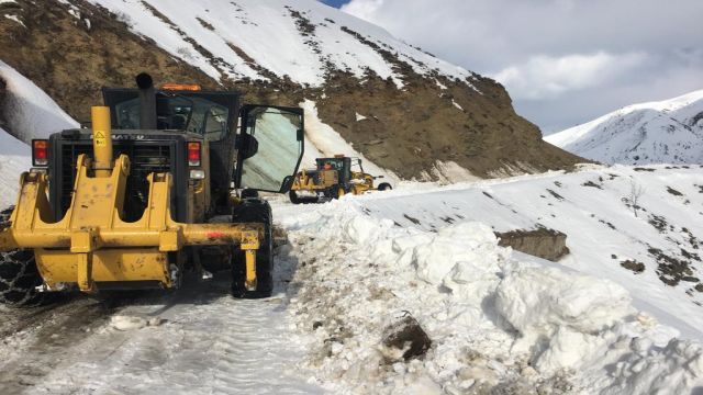 ŞANLIURFA BÜYÜKŞEHİR’DEN ADIYAMAN’A ISINMA YARDIMI VE YOL ÇALIŞMASI