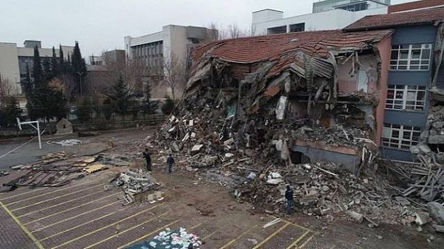 URFA’DA DEPREM SONRASI MERKEZDE 21 OKULDA EĞİTİM YAPILMAYACAK