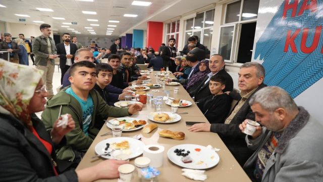 Bakan Çavuşoğlu Urfa’da depremzedelerle sahur yaptı