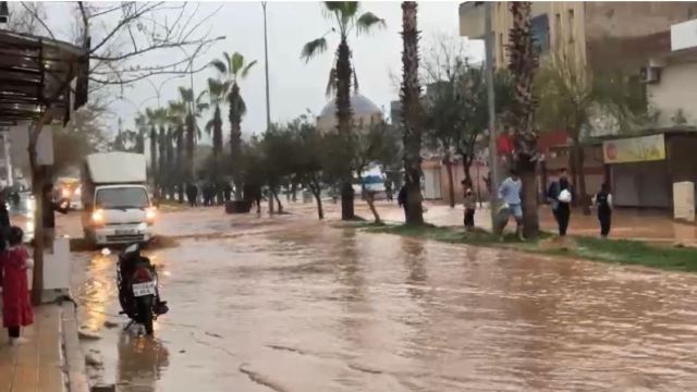 Şanlıurfa'da etkili olan sel caddeleri göle çevirdi