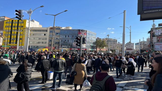 Şehrin göbeğinde tekmeli yumruklu kavga