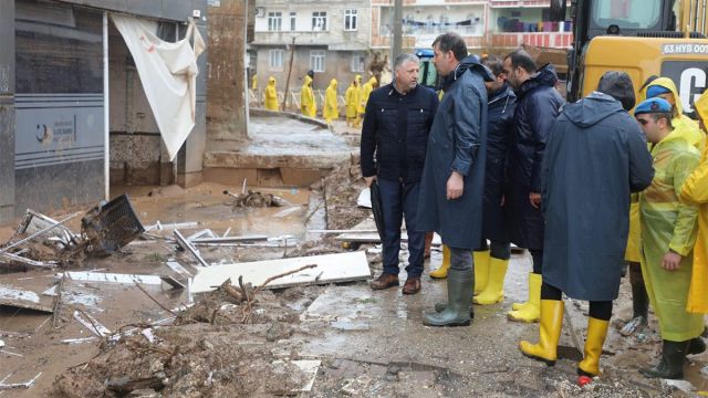 Urfa’da sağanak yağışta binlerce personel ve araç sahada teyakkuzda