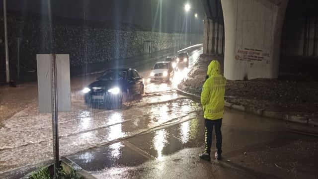 URFA'DA SU BİRİKİNTİLERİ OLUŞMAYA BAŞLADI! POLİSLER GÖREV BAŞINDA...