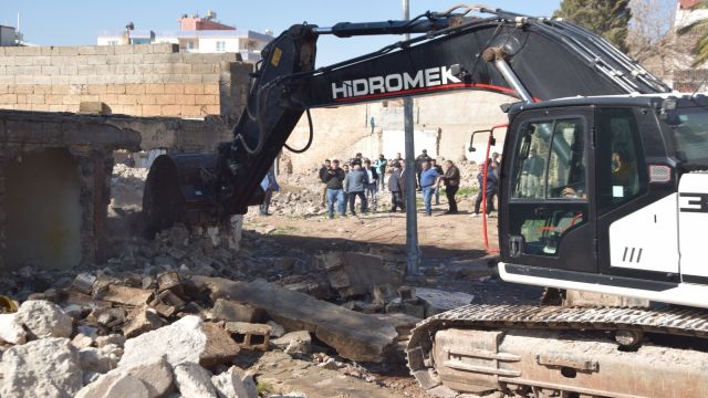 VİRANŞEHİR’DE DEPREMDE HASAR GÖREN EVLER YIKLIYOR