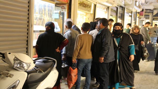 Altın düştü, vatandaş kuyumculara koştu... Urfa’da kuyumculara çifte bayram!