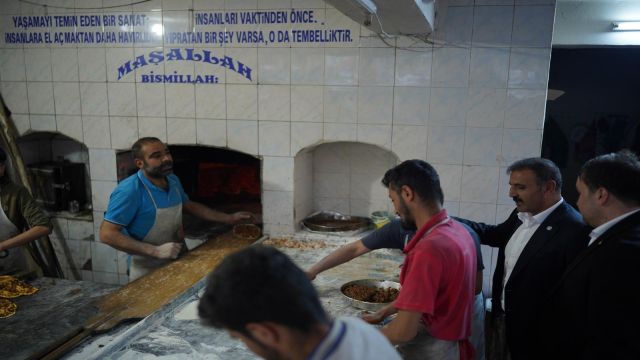 Bozova’da miting gibi seçim bürosu açılışı