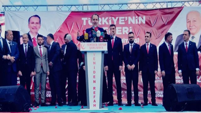 Erbakan Urfa'da partisinin mitinginde konuşuyor