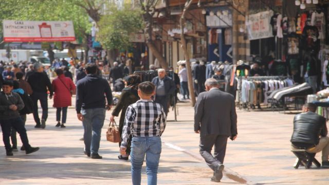 Esnaf eski bayramları mumla arıyor