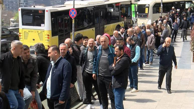 İstanbul'da Urfalı baklavacıya yoğun ilgi! Saatlerce sıra beklediler