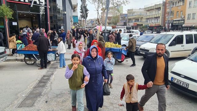 Kaldırımdaki tezgahlarda alışveriş yoğunluğu