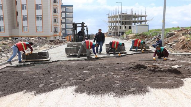 Seyrantepe’de yollar parkeyle döşeniyor