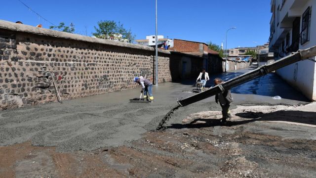 Siverek’te altyapısı tamamlanan sokaklarda beton yol çalışması