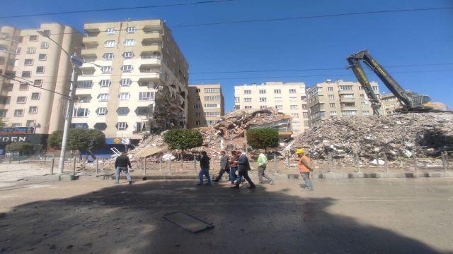 Urfa’da kontrollü yıkılan bina, yandaki sağlam apartmana zarar verdi