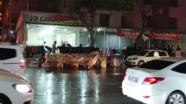 Urfa'da satıcılar ağır hasarlı bina önüne tezgah açtı