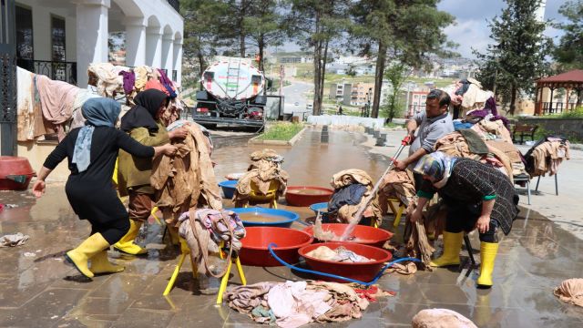 Urfa’da selden zarar gören ürünler temizlenerek ihtiyaç sahiplerine ulaştırılıyor