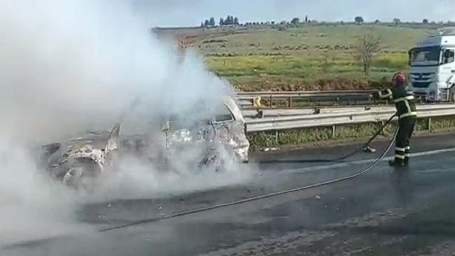 Urfa’da seyir halindeki otomobil alev aldı